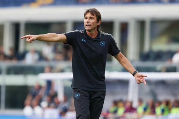 Antonio Conte esulta sulla panchina del Napoli