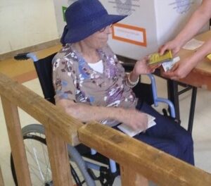La signora Rosa va a votare a Sala Consilina. Foto di Facebook